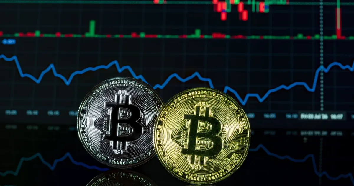 Bitcoin e gráfico de mercado refletem impacto de tarifas e juros nos EUA.