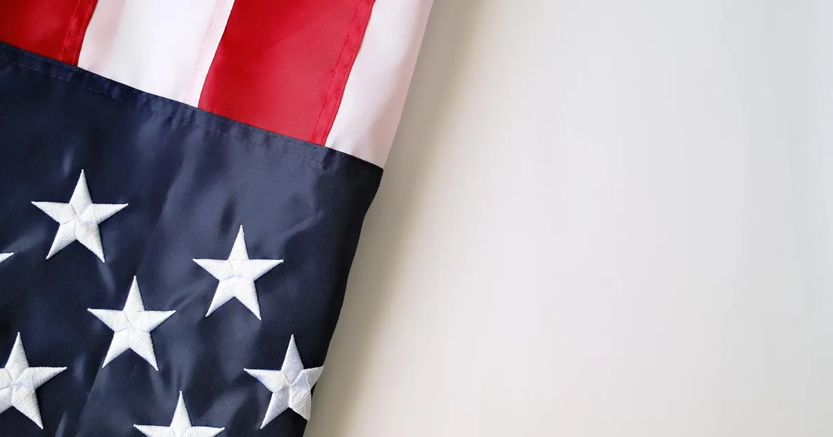 Bandeira dos EUA: tensão na disputa bilionária entre Brasil e Estados Unidos, impactando PIX, etanol e apps como Uber.