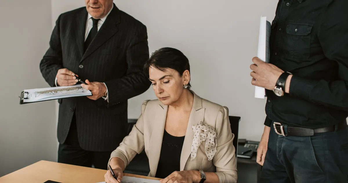 Executivos discutem ações enquanto CVM freia OPA da Brava Energia em setor de energia e varejo.