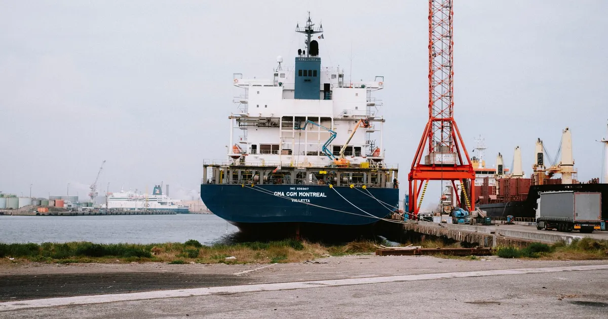 Navio cargueiro exportando carne bovina do Brasil para a China, superando cotas e recordes.
