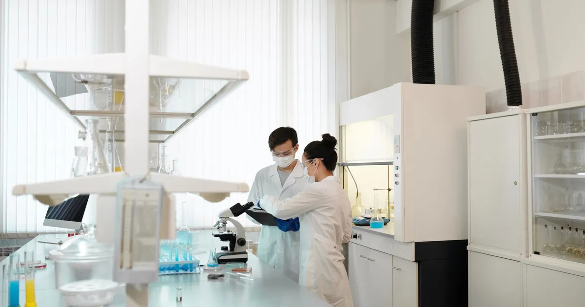 Cientistas em laboratório moderno: farmácia e infraestrutura em novas visões e negócios.