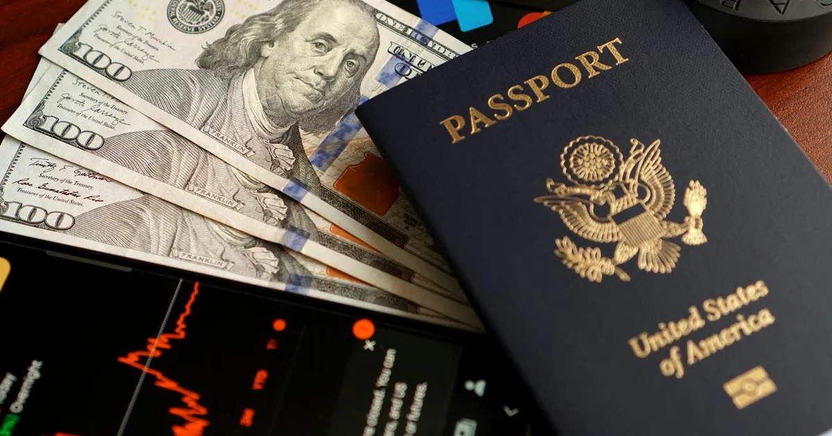 Dólar americano, passaporte e ferramentas financeiras. Impacto da taxa de juros (Fed e Selic) no câmbio.