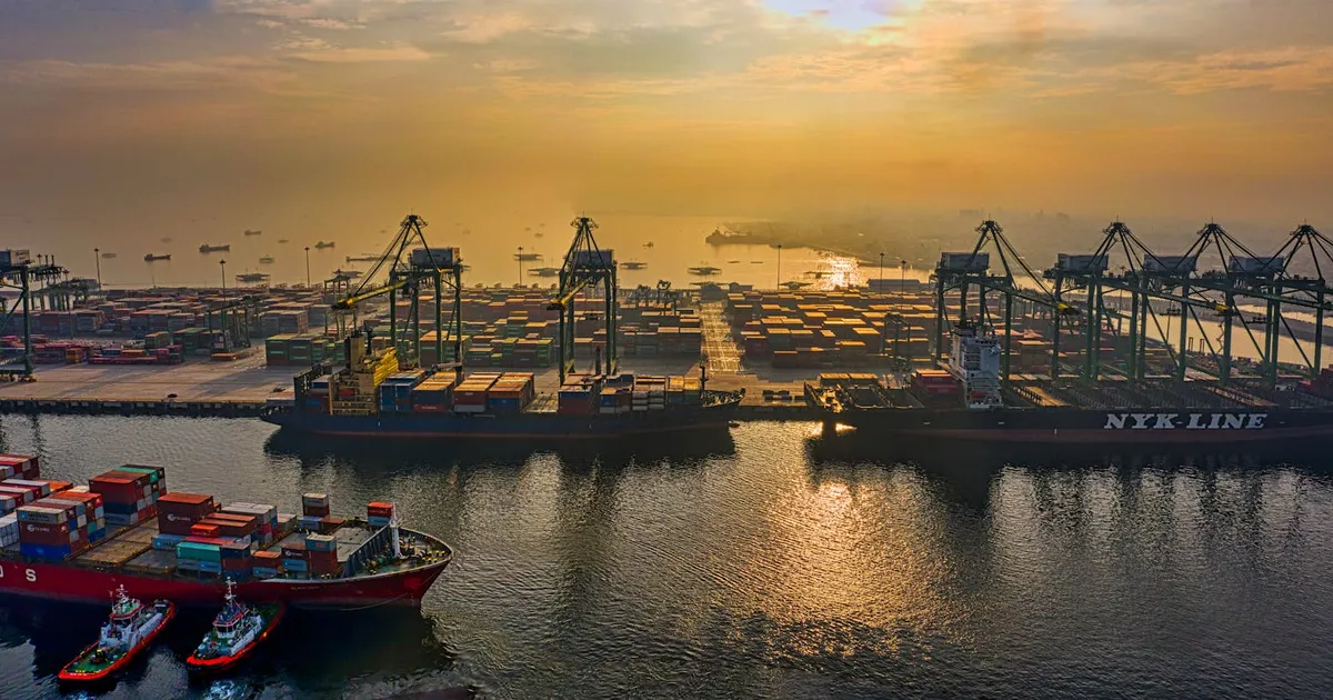 Impacto global: Porto movimentado simboliza desafios da inflação e logística com juros estáveis nos EUA.