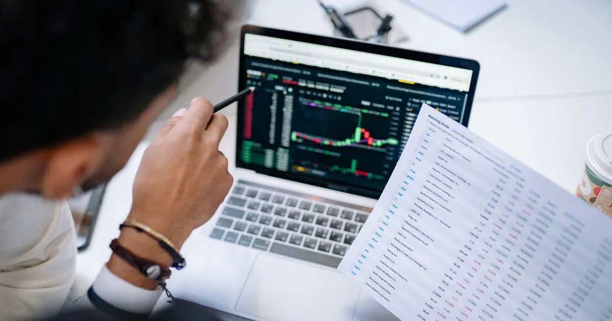 Analista de mercado financeiro com dados da Fed e taxas de juros em tela, prevendo o pré-mercado.