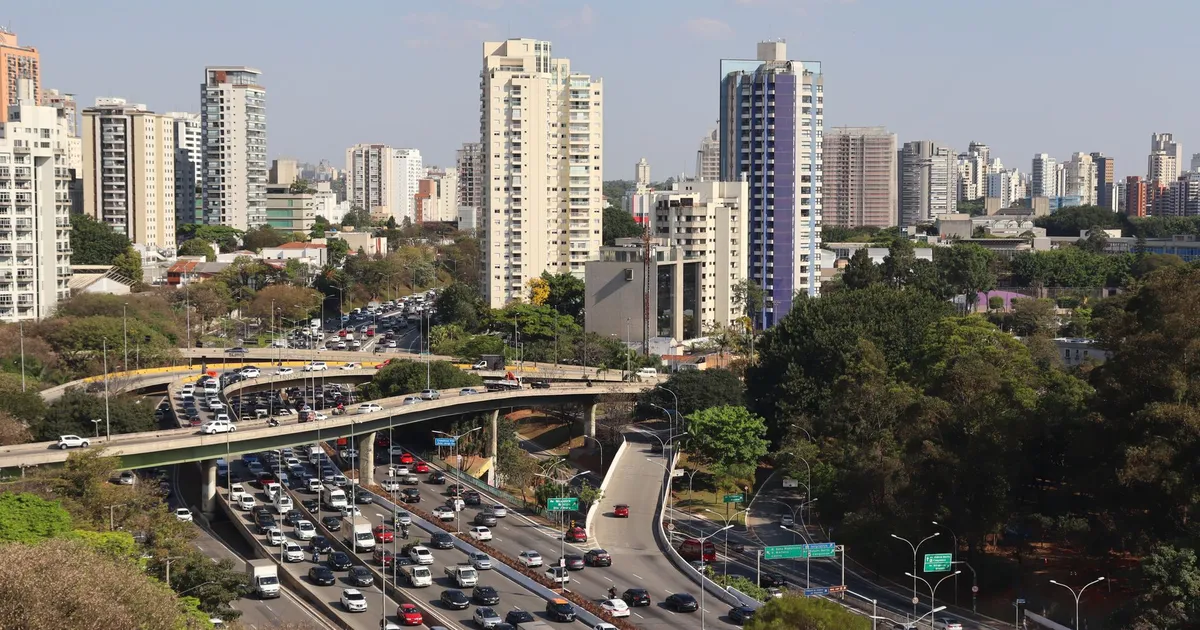 Rodízio suspenso em SP: trânsito intenso e impacto no consumo durante feriado prolongado.
