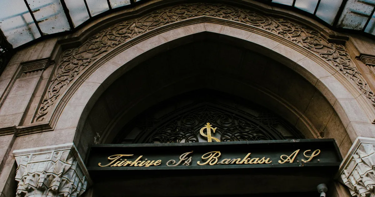 Will Bank: Fachada do Türkiye İş Bankası. FGC garante pagamento de R$6 bi a clientes, seguindo regulação do Banco Central.