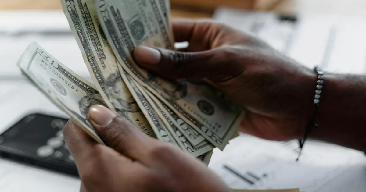 Contando dinheiro: FGC e resgate do PIS/Pasep. Consulte valores esquecidos do FGTS e renda fixa.