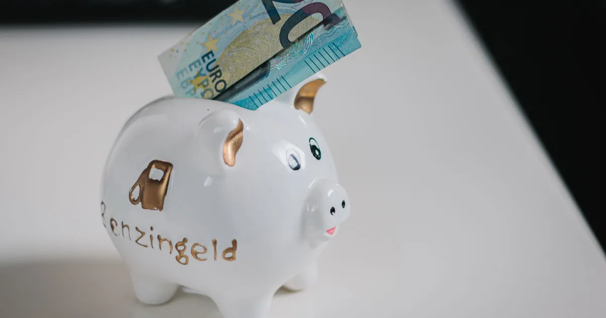 Cofrinho com nota de euro simboliza lucro FGTS e liberação de recursos para trabalhadores
