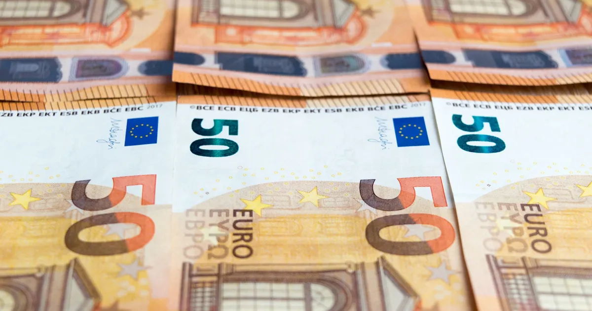 Fiagros: notas de euros simbolizando renda extra no agronegócio e fundos imobiliários.