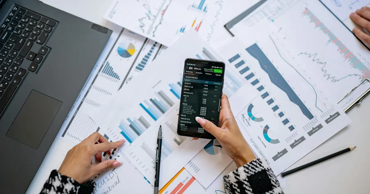 Gráficos de FIIs, smartphone com dados de dividendos e movimentações estratégicas em agronegócio, shoppings, logística.