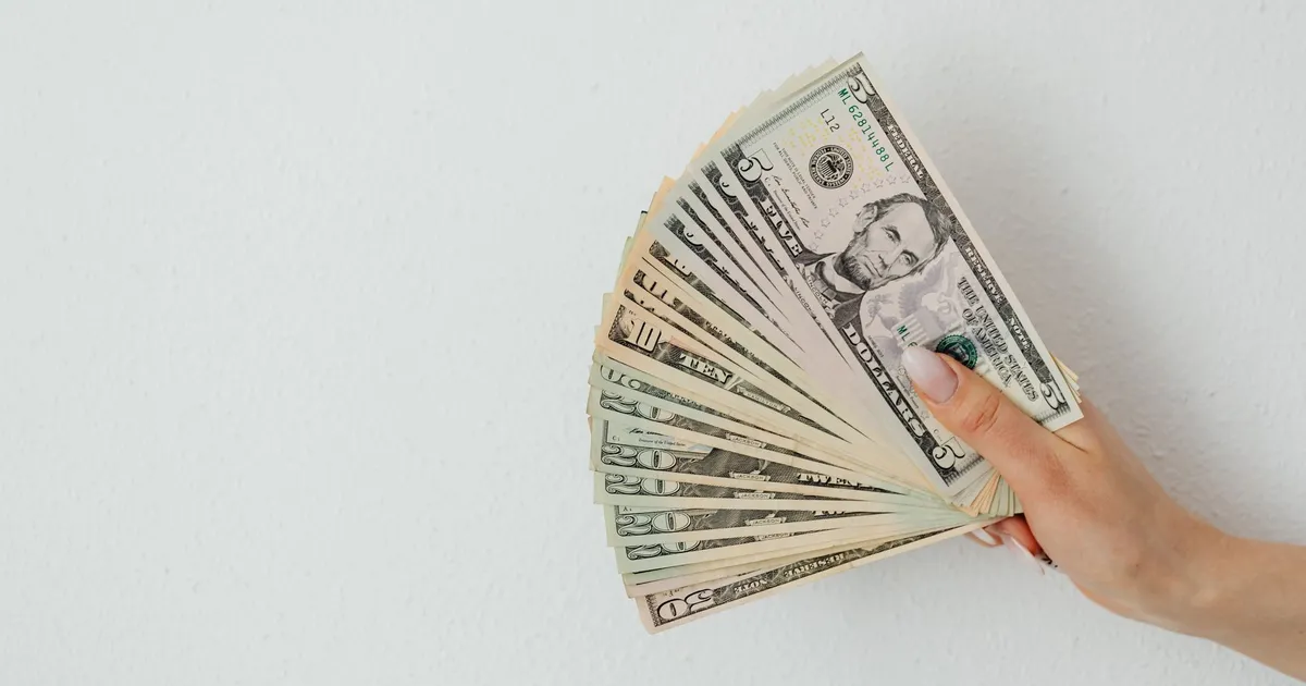 FIIs e dividendos: notas de dólar ilustram rendimentos em julho para fundos imobiliários.