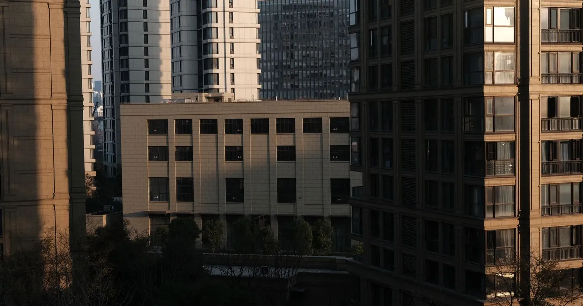 Prédios residenciais modernos em cenário urbano, remetendo a investimentos em Fundos Imobiliários (FIIs).