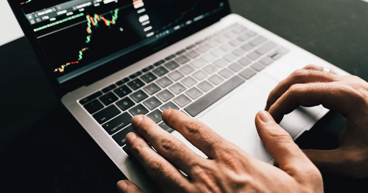 FIIs vs. Renda Fixa: Onde o dinheiro rende mais agora?