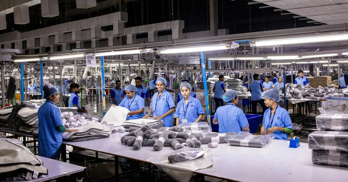 Trabalhadores em fábrica têxtil: Impacto da Reforma Trabalhista e 6x1 no emprego e economia.