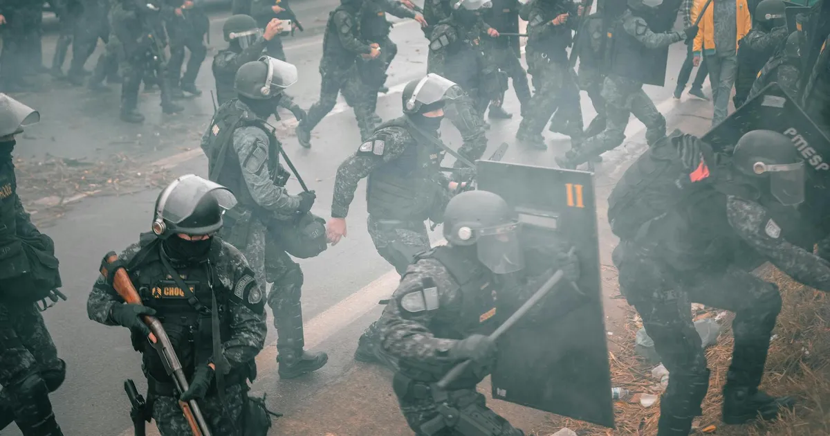 Protesto em Brasília sobre Reforma Trabalhista: embate Congresso e governo Lula.