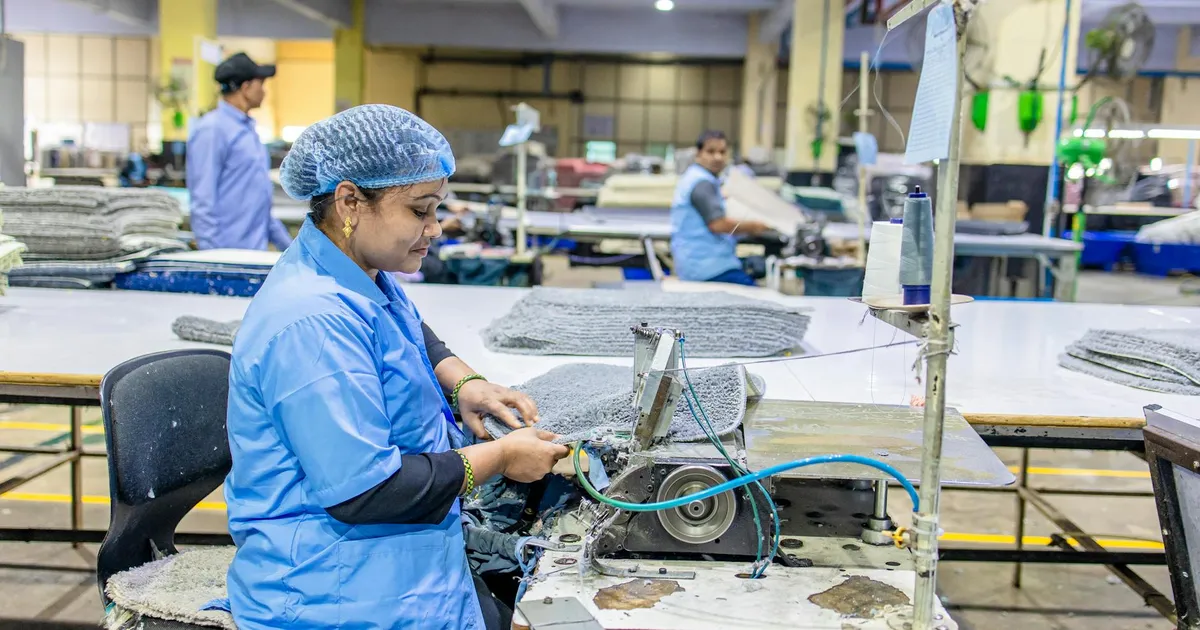 Trabalhadora em fábrica de tecidos: Reforma trabalhista e fim da escala 6x1 em debate no governo Lula. #DireitosTrabalhistas