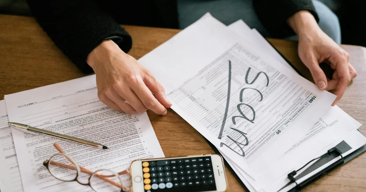 Imposto de Renda: Formulários e calculadora ilustram análise da reforma tributária e o fim do IR. Economia Brasileira em f...