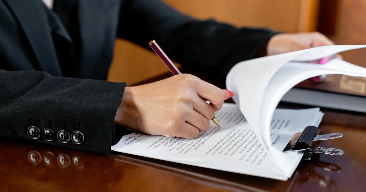 Mulher assina documentos cruciais. Ação legislativa no Congresso Nacional sobre o fim do 6x1 e contrapartida.