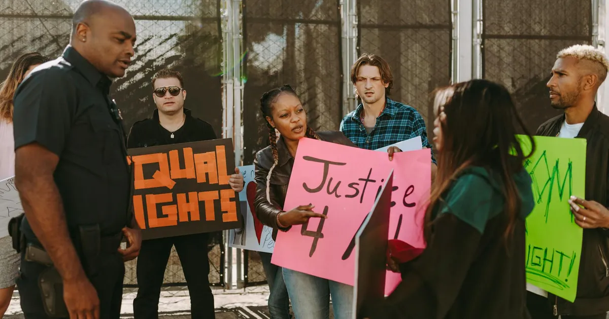 Protesto contra reforma trabalhista no Congresso. Debate sobre IA e direitos trabalhistas em pauta. Lula no governo.
