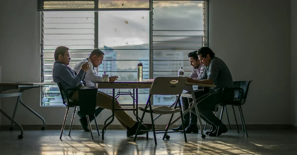 Reunião de trabalho discutindo impactos da IA e novas leis trabalhistas (Lula, Congresso, FGV).