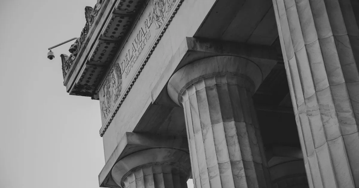 Colunas clássicas do Lincoln Memorial. Evoca a força do Federal Reserve na política monetária e economia global.