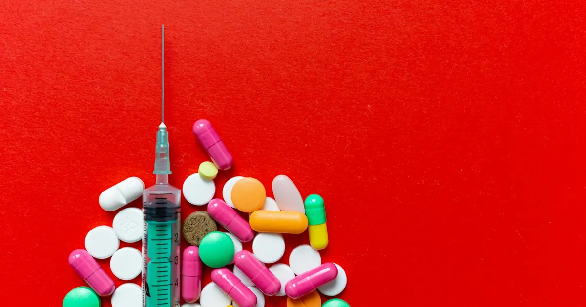 Ozempic sem patente: seringa e pílulas coloridas ilustram alternativas de medicamentos genéricos e preços acessíveis.