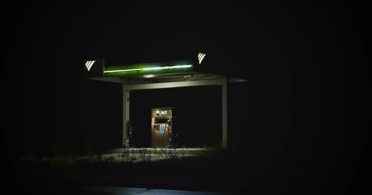 Posto de gasolina isolado à noite: fim dos subsídios de combustíveis em junho impacta preços.