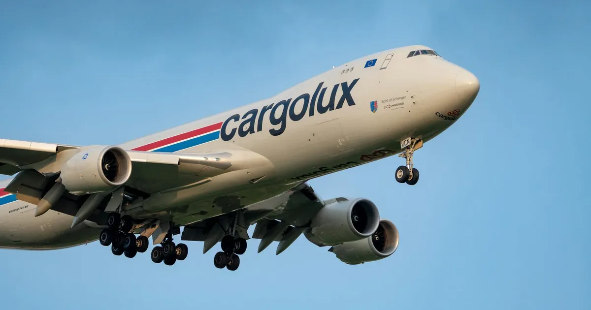 Frete aéreo em alta: Avião Cargolux corta o céu. Preços do querosene de aviação impactam o setor aéreo.