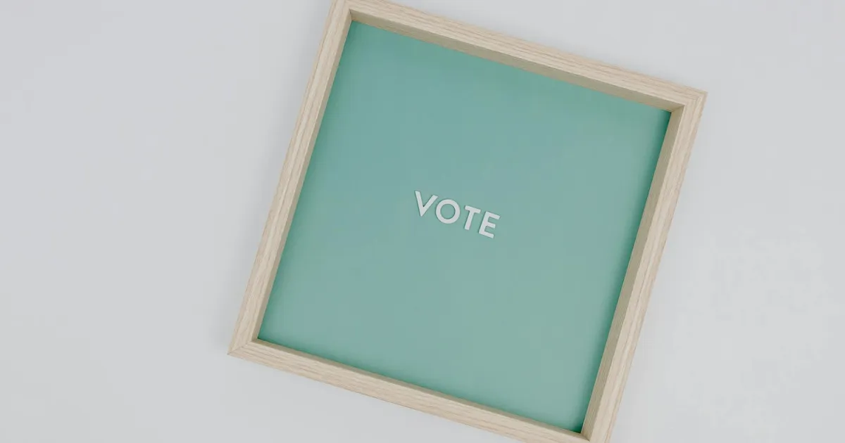 Fundo Eleitoral 2026: Placa de voto moderna em moldura de madeira para promoção das eleições e do TSE.