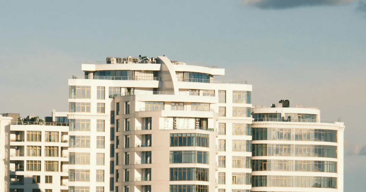 FIIs turbinando dividendos: Prédios modernos representam fundos imobiliários.