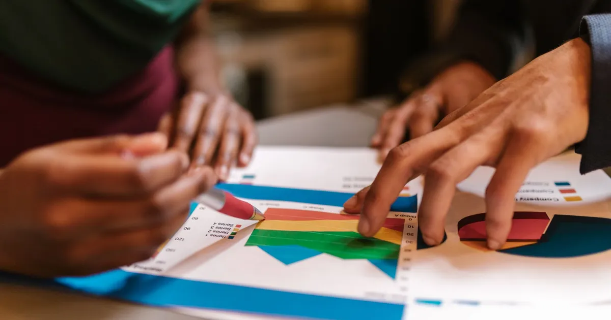 Mãos analisam gráficos coloridos: fundos de ações focam em cíclicas, fugindo de tecnologia.