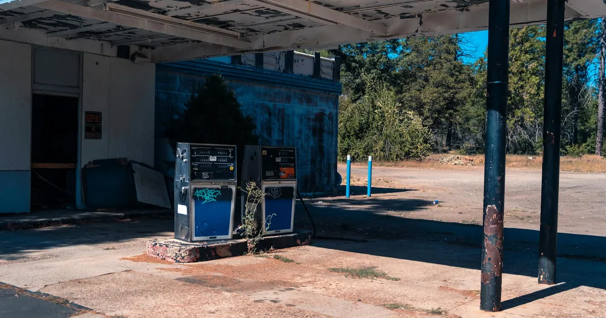 Posto abandonado: Fiscalização contra preços altos da gasolina no Brasil.