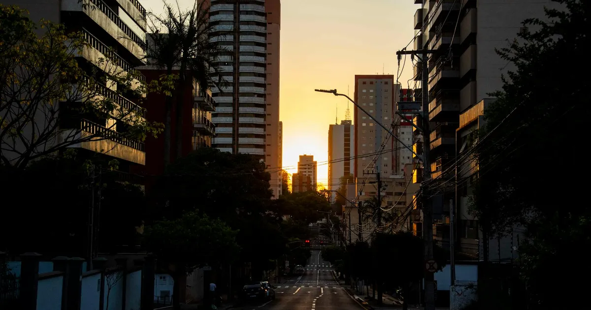 Geopolítica e Juros: Como conflitos no Oriente Médio e a política do Banco Central afetam seu bolso no Brasil
