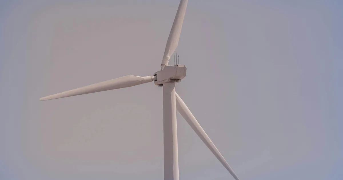 Energia limpa em foco: turbina eólica simboliza a transição energética, impactada pelos investimentos em petróleo.