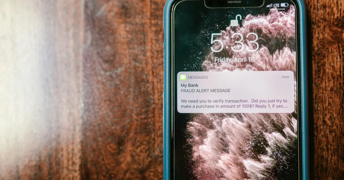 Alerta de golpe da Receita Federal no celular. Fraude do Leão no WhatsApp, cuidado com o Imposto de Renda.