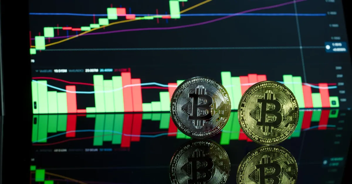 Gráfico de Bitcoin e moedas: impacto dos combustíveis e política fiscal na inflação e juros.