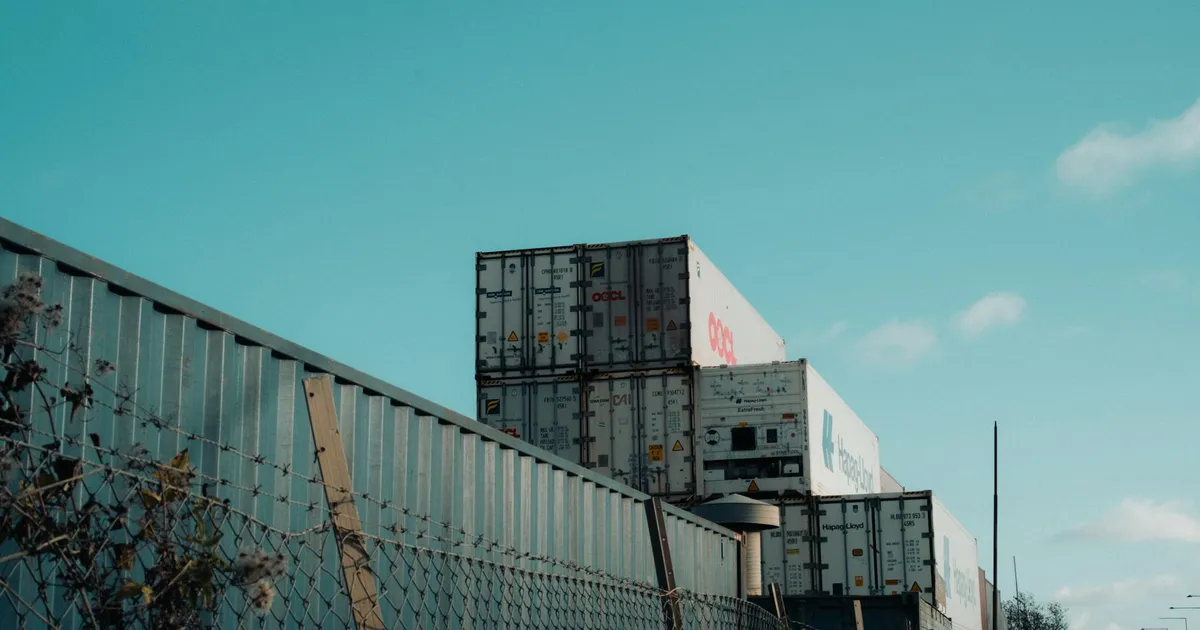 Contêineres aludem a impostos de importação, tema da nova política econômica do MDIC e Tesouro Nacional.