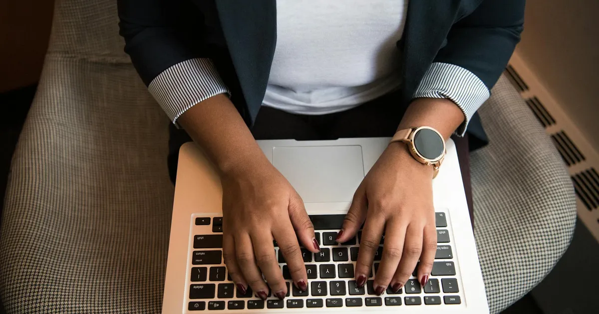 Governo lança pacote contra violência online contra mulheres