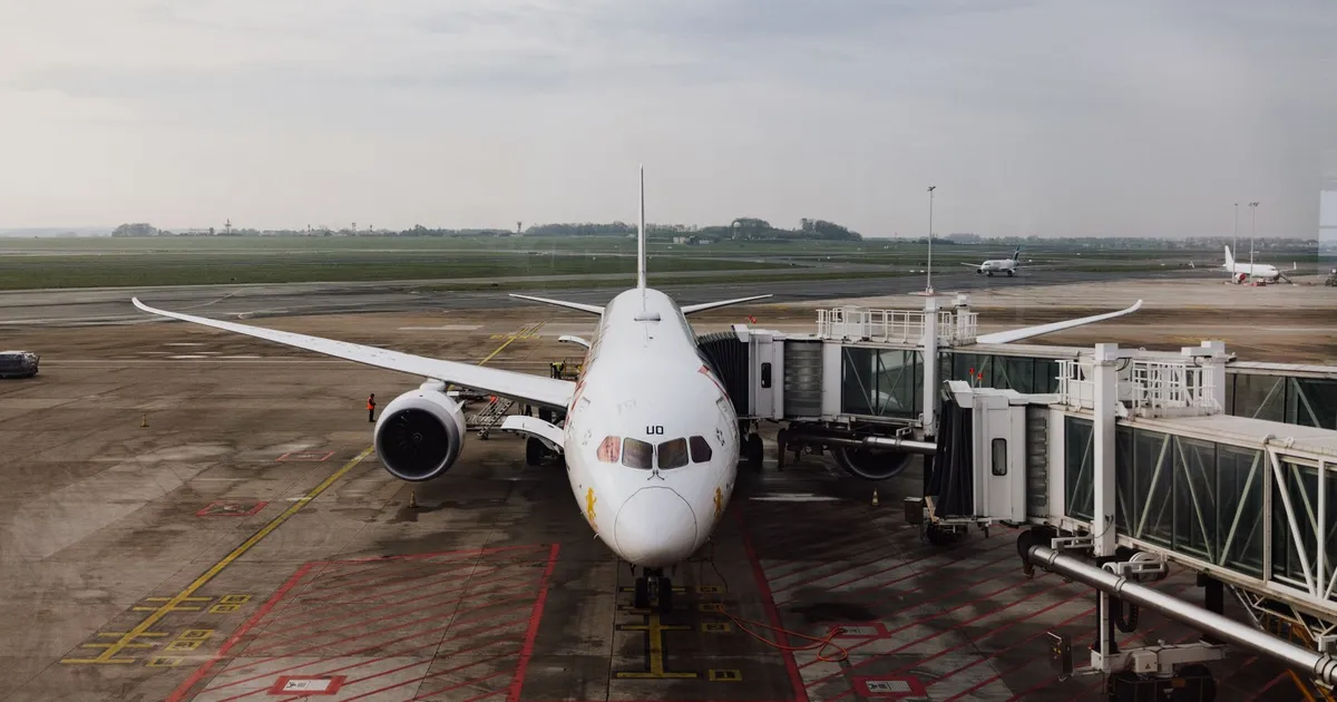 Avião moderno no aeroporto, símbolo de R$8 bi liberados para aéreas, beneficiando MEI e motoristas.