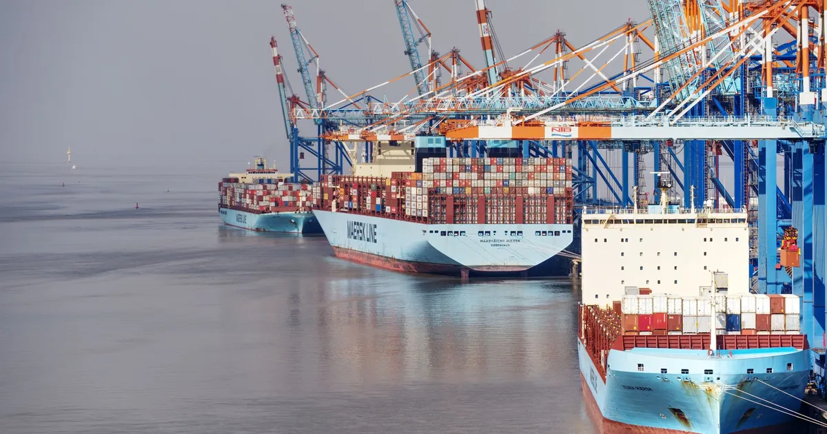 Navios com contêineres em porto movimentado, simbolizando apoio do governo a exportadores em crise e agronegócio.