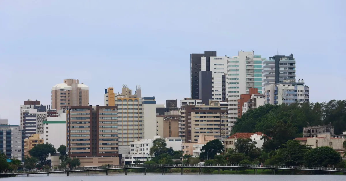 Paisagem urbana de Torres, Brasil, com economia em alta no Governo Lula