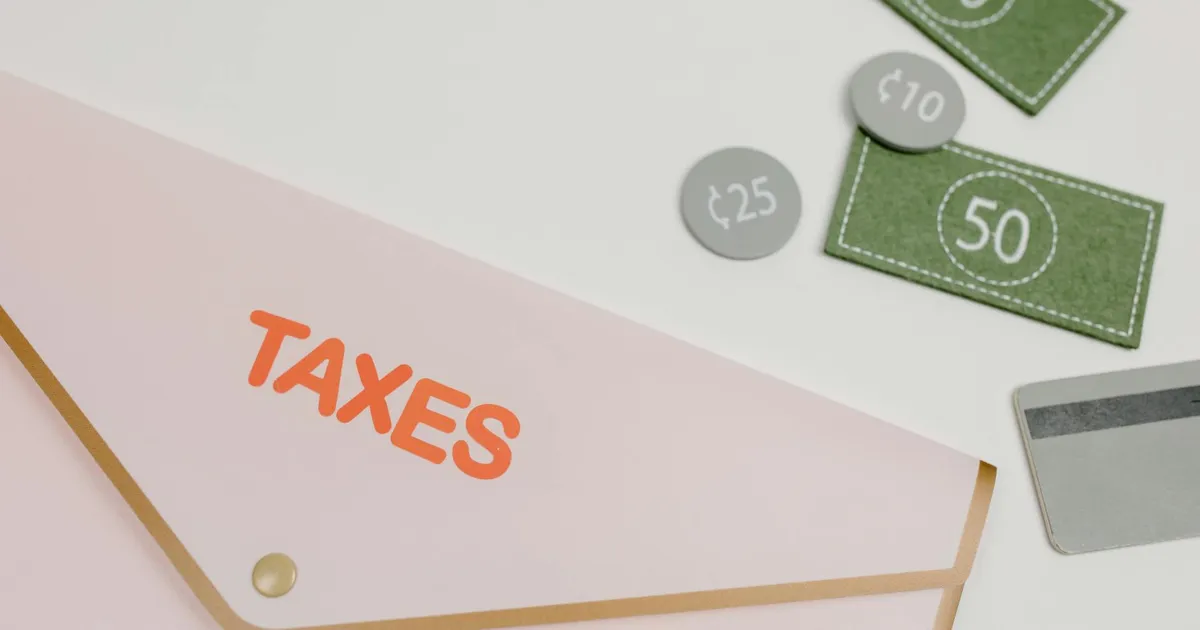 Imposto e dívida: envelope rosa 