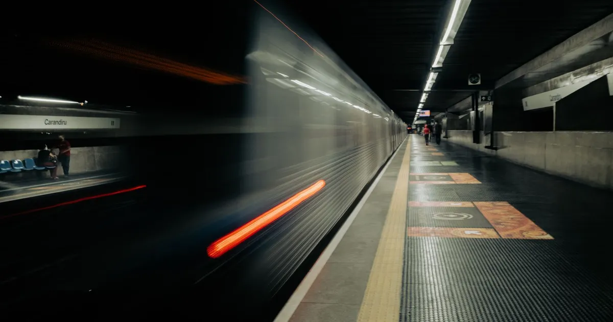 Trem CPTM em São Paulo, com Haddad e subsídio de gasolina em pauta no artigo.