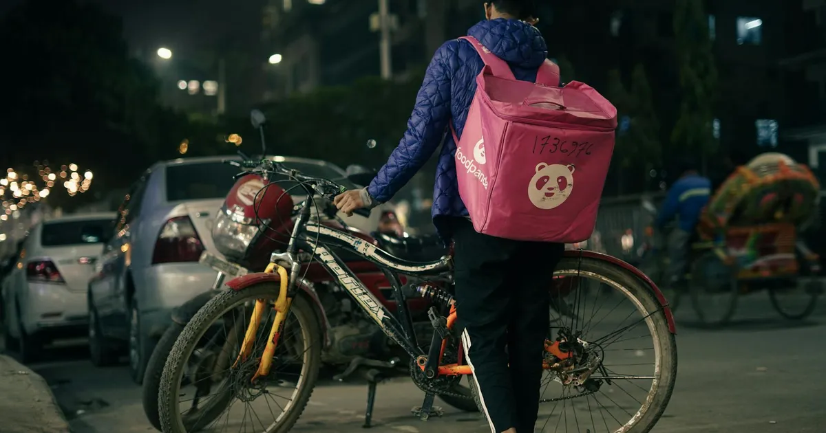 Entregador de app de comida em SP. Debate sobre direitos dos aplicativos no Congresso travado por Boulos e Marinho.