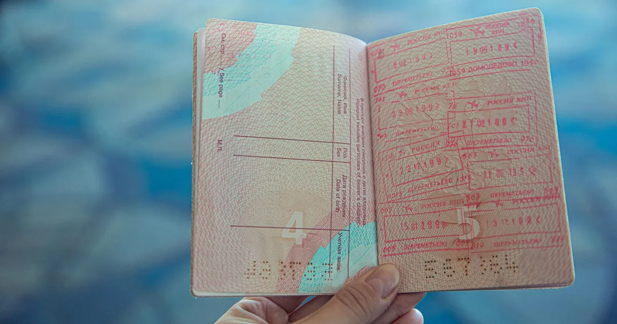Eduardo Bolsonaro com passaporte em aeroporto, foco no Green Card EUA e imigração.