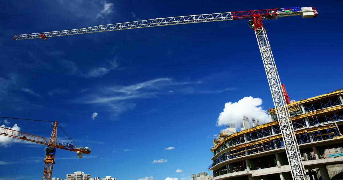 Construção civil aquecida: Investimento estrangeiro e crédito imobiliário impulsionam o mercado.
