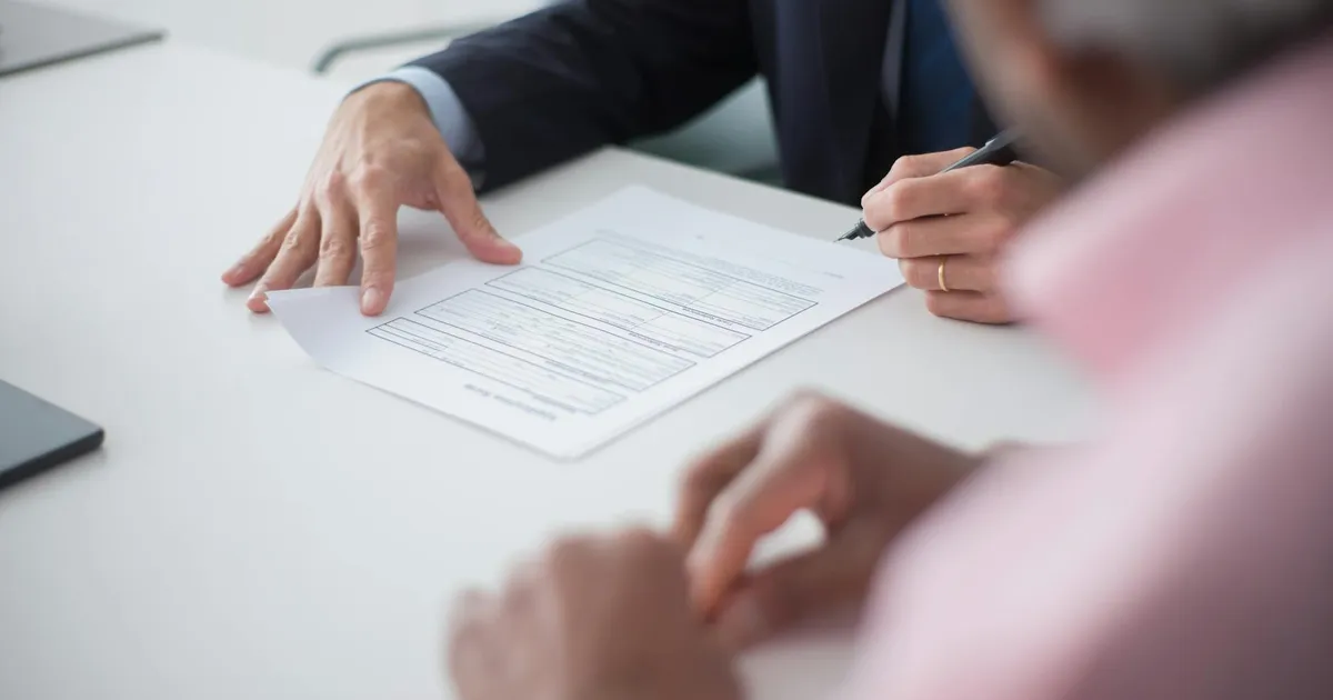 Profissionais do GPA fecham acordo com credores para renegociação de dívidas, aliviando crise financeira.