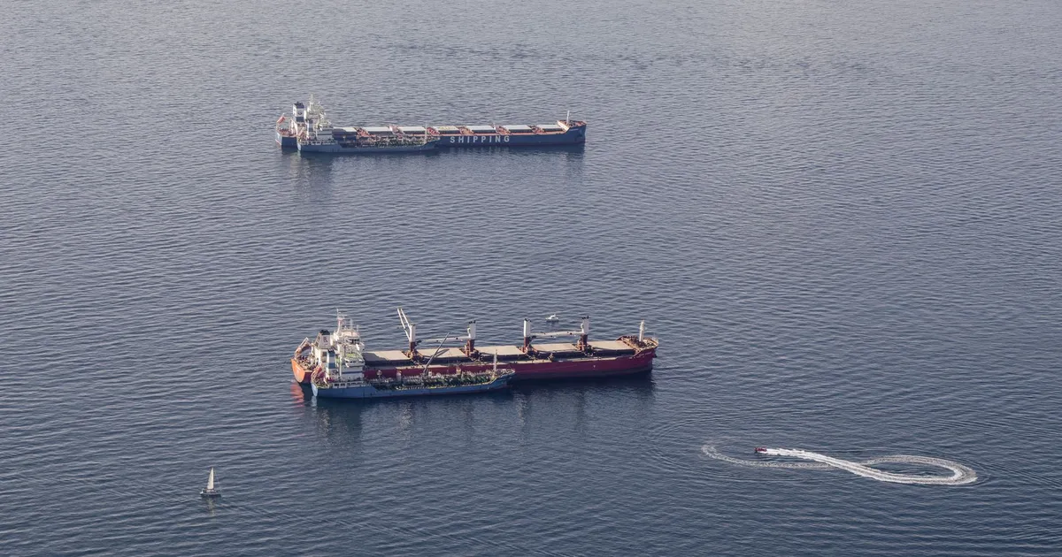 Navios cargueiros perto de Gibraltar refletem a tensão do petróleo na Guerra e seu impacto no Ibovespa.