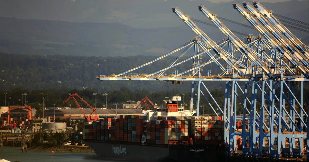 Impacto da China no câmbio: navios em porto. Guerra eleva inflação e afeta preços.