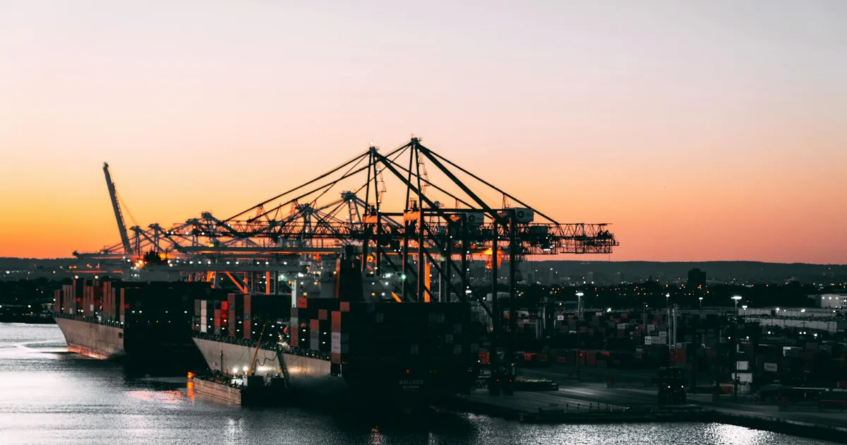 Impacto da guerra no Irã: Preço do diesel e inflação no Brasil representados por navios petroleiros no porto.